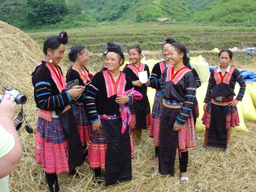 Sapa Tour: Easy trek Lao Chai - Ta Van with homestay and transfer by Bus 2 days/ 1 night